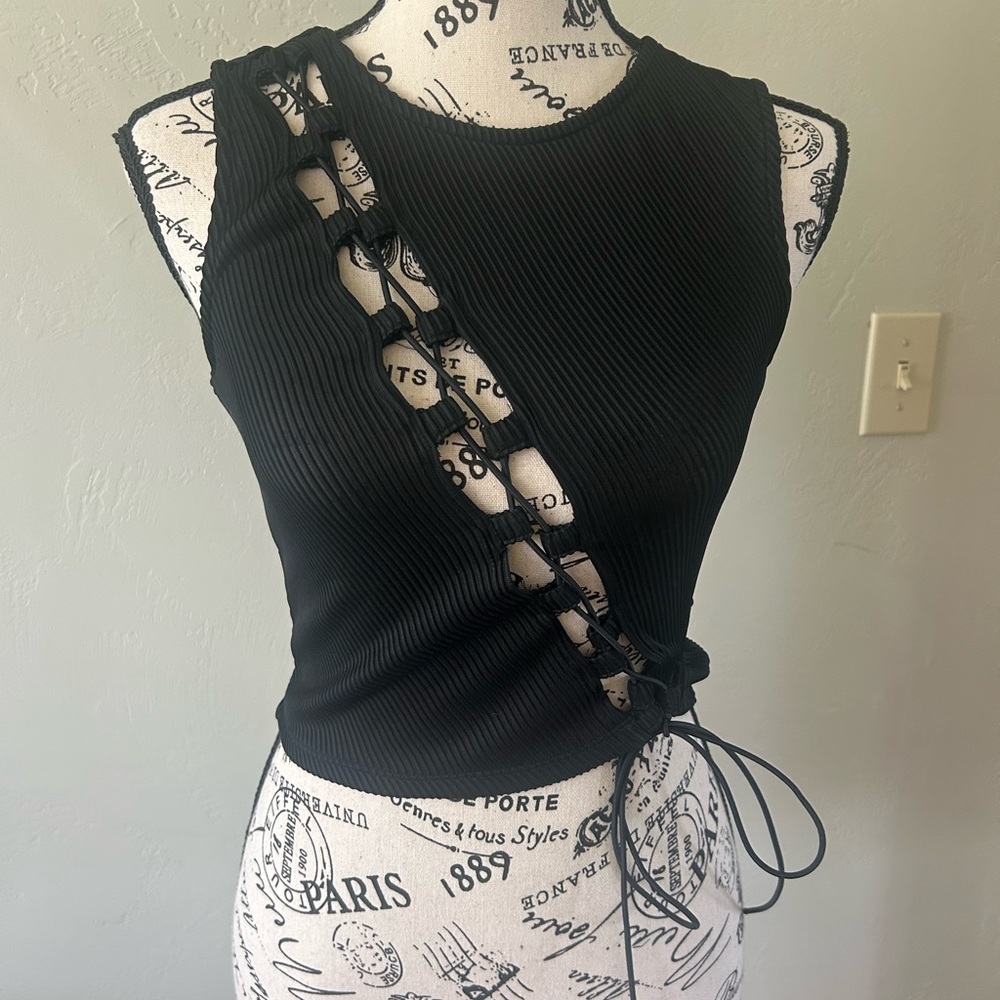 NWT Princess Polly Black Cropped Rib Knit Top with Lace Front Detailing Size 2